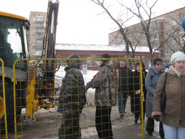 Лужков, уходя, сказал Собянину, что под одним из московских тротуаров зарыт клад (с) Лужков, уходя, сказал Собянину, что под одним из московских тротуаров зарыт клад (с)